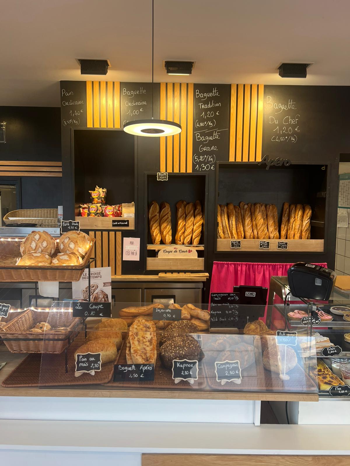 Vitrine avec pains et baguettes du Moulin des K’Pucins