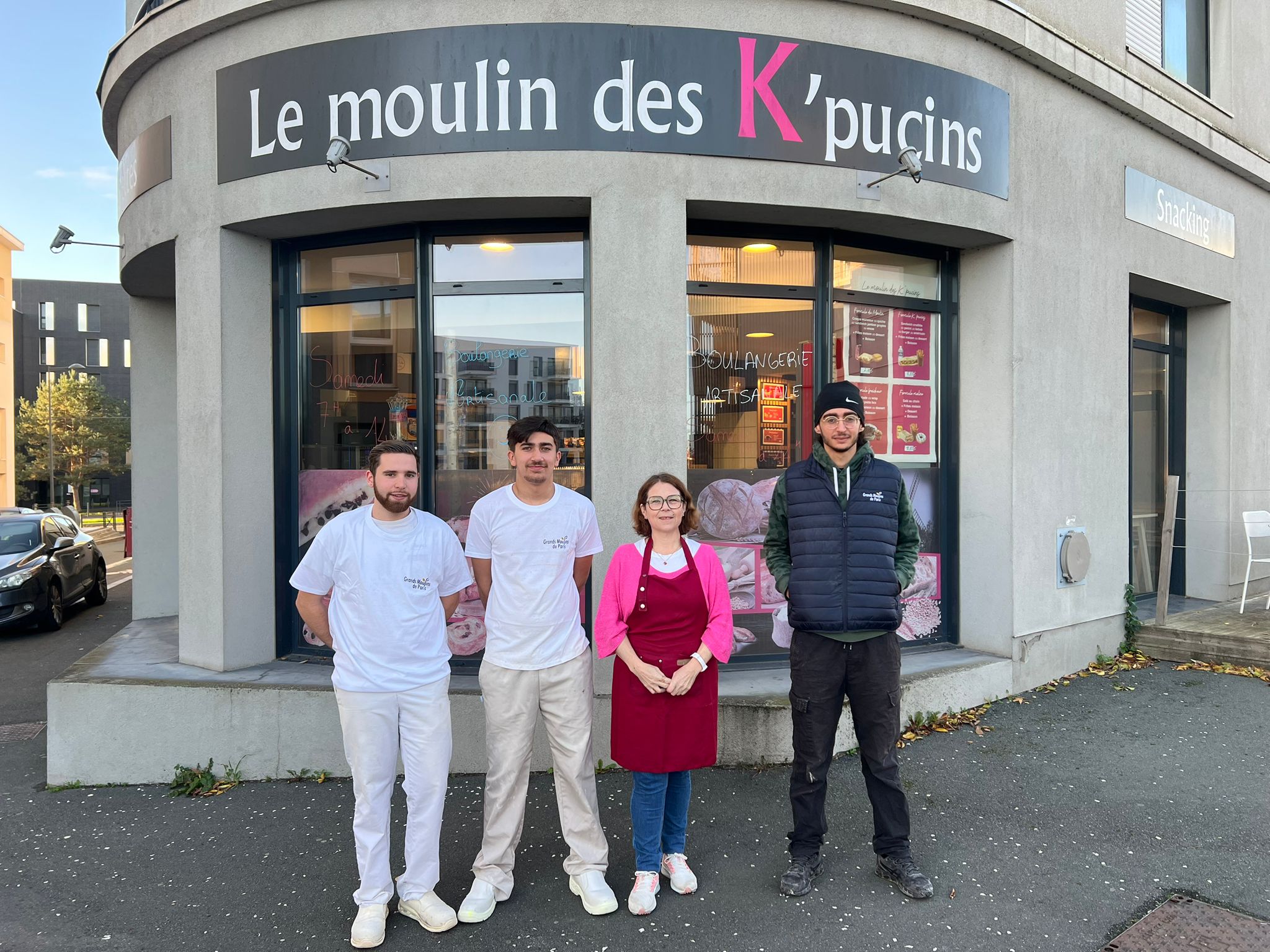Devanture du Moulin des K’Pucins à Angers avec l’équipe