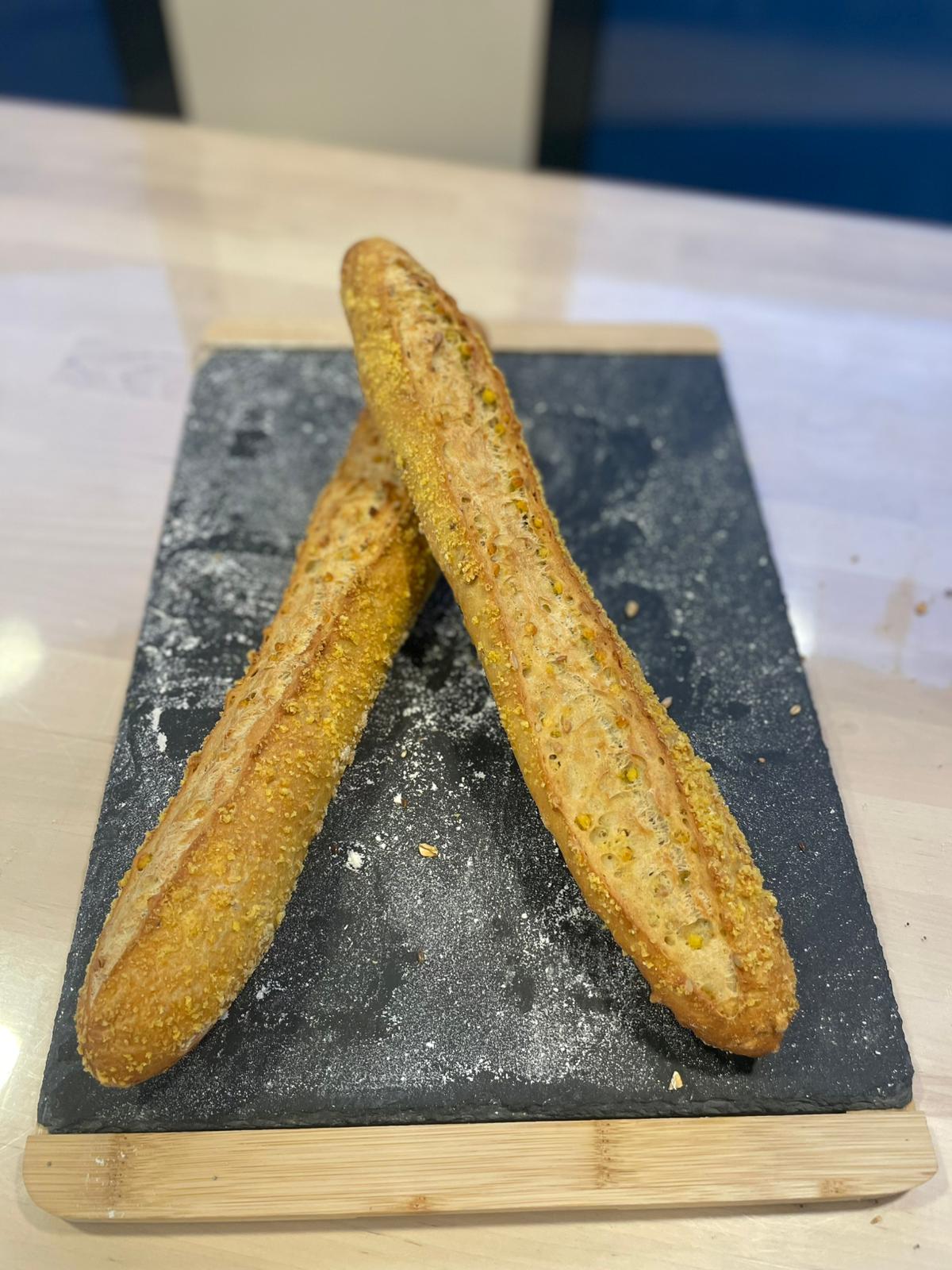 Baguettes au maïs présentées sur une plaque