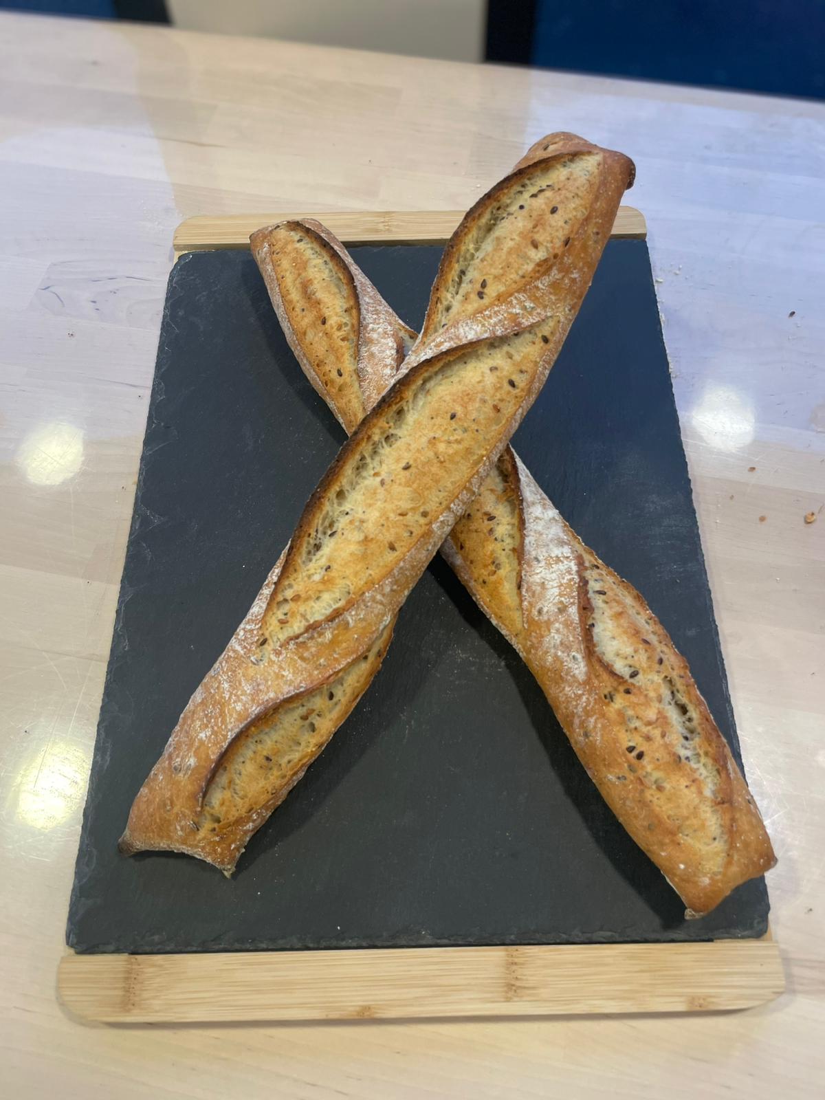 Baguettes artisanales présentées sur une plaque