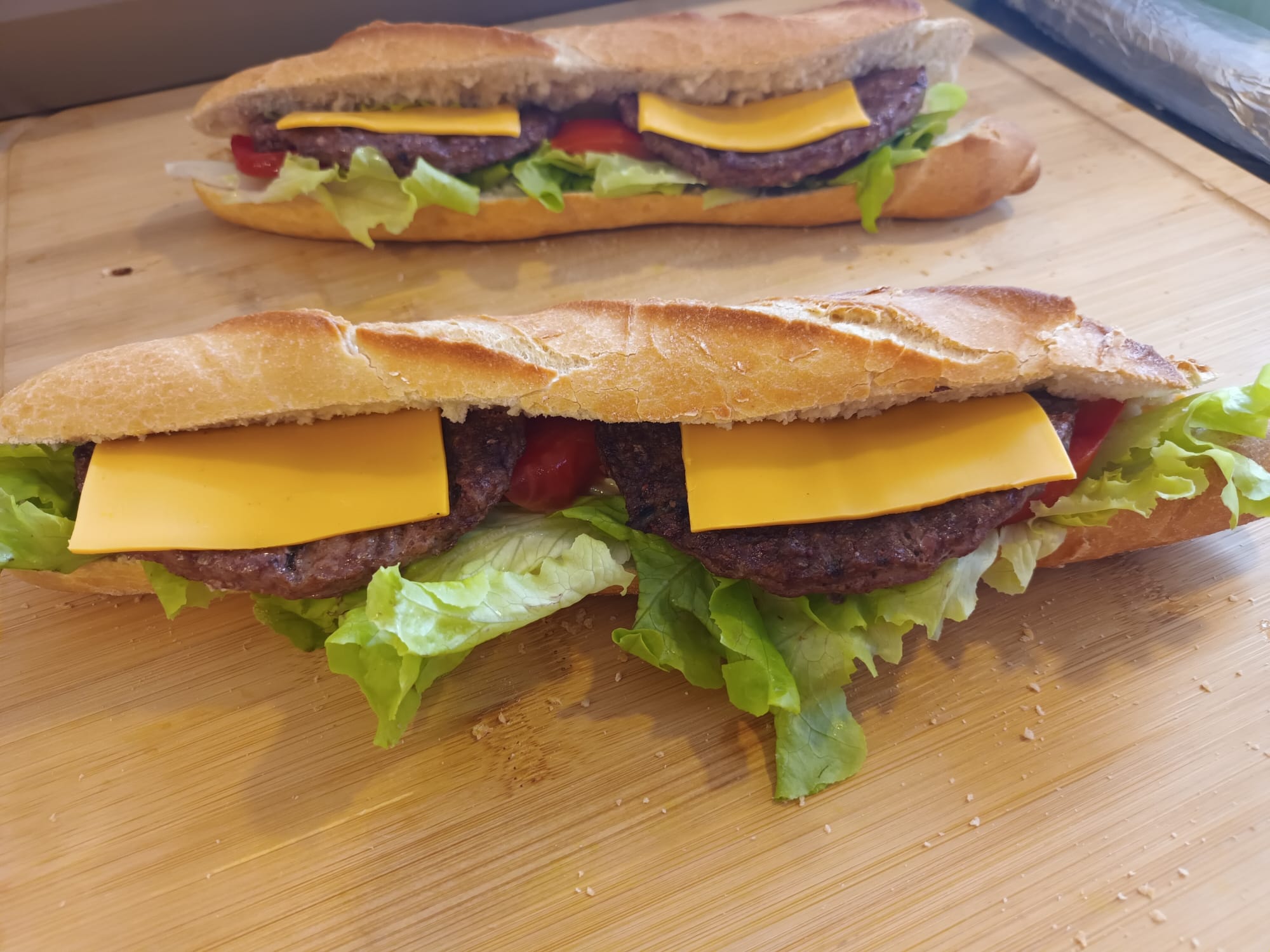 Panini steak garni de fromage et salade