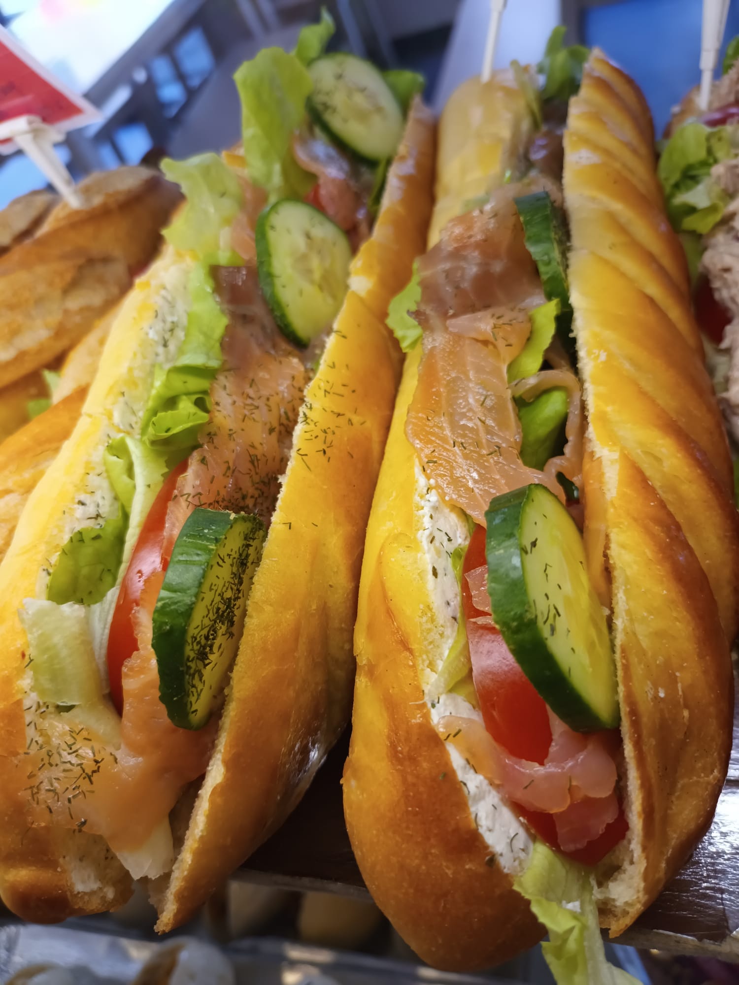 Sandwich au saumon préparé en boulangerie