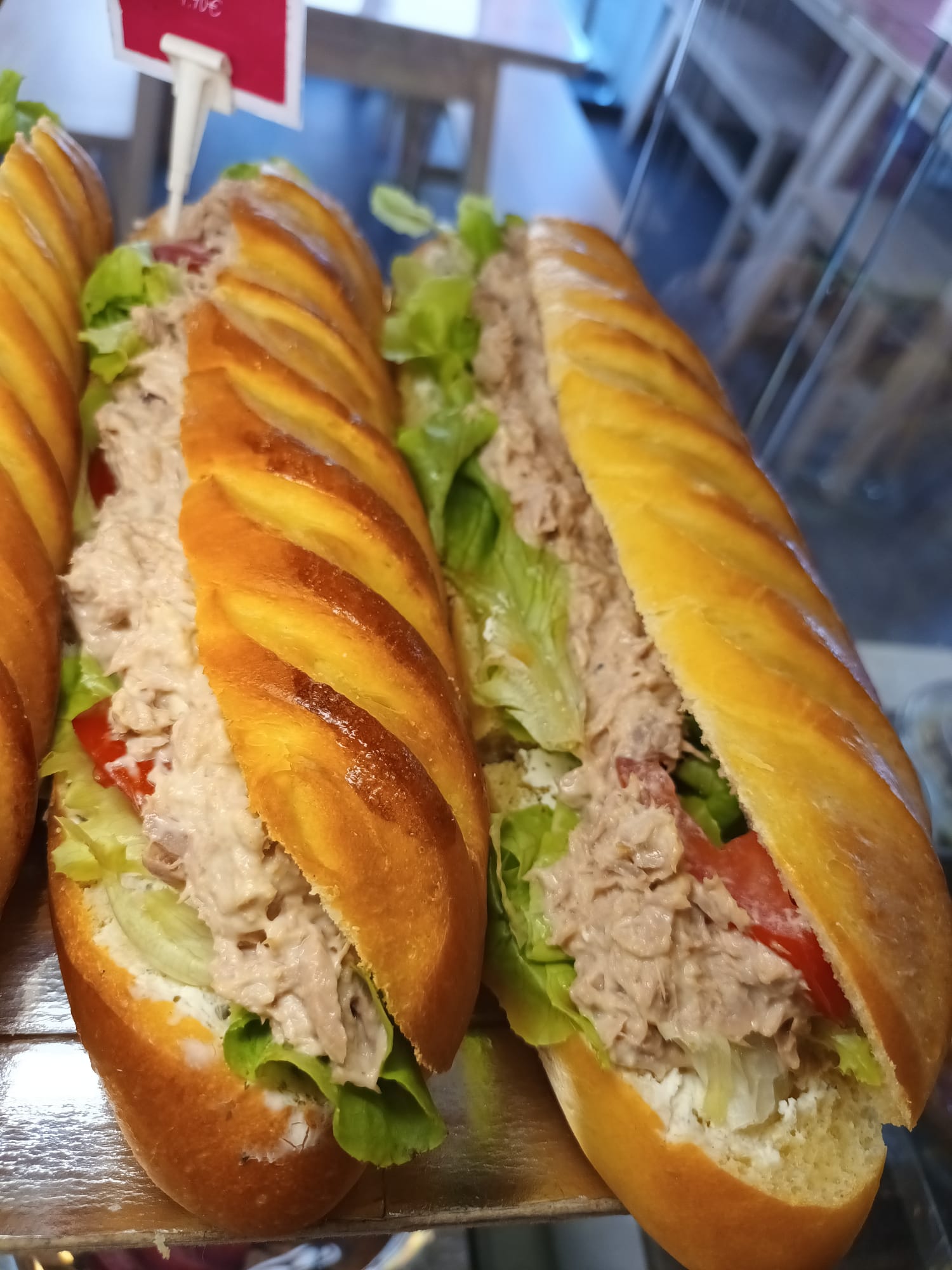 Sandwich au thon préparé en vitrine