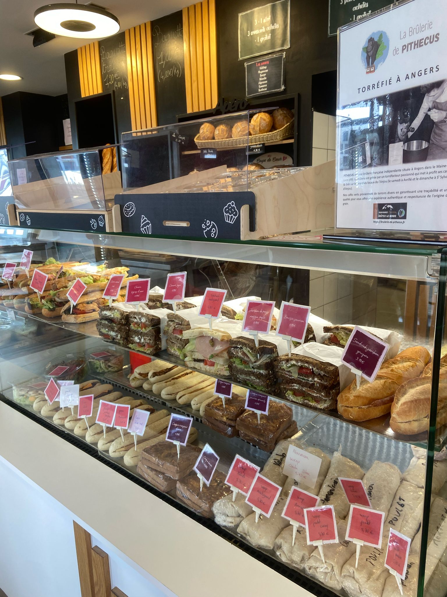 Vitrine de sandwichs et produits salés