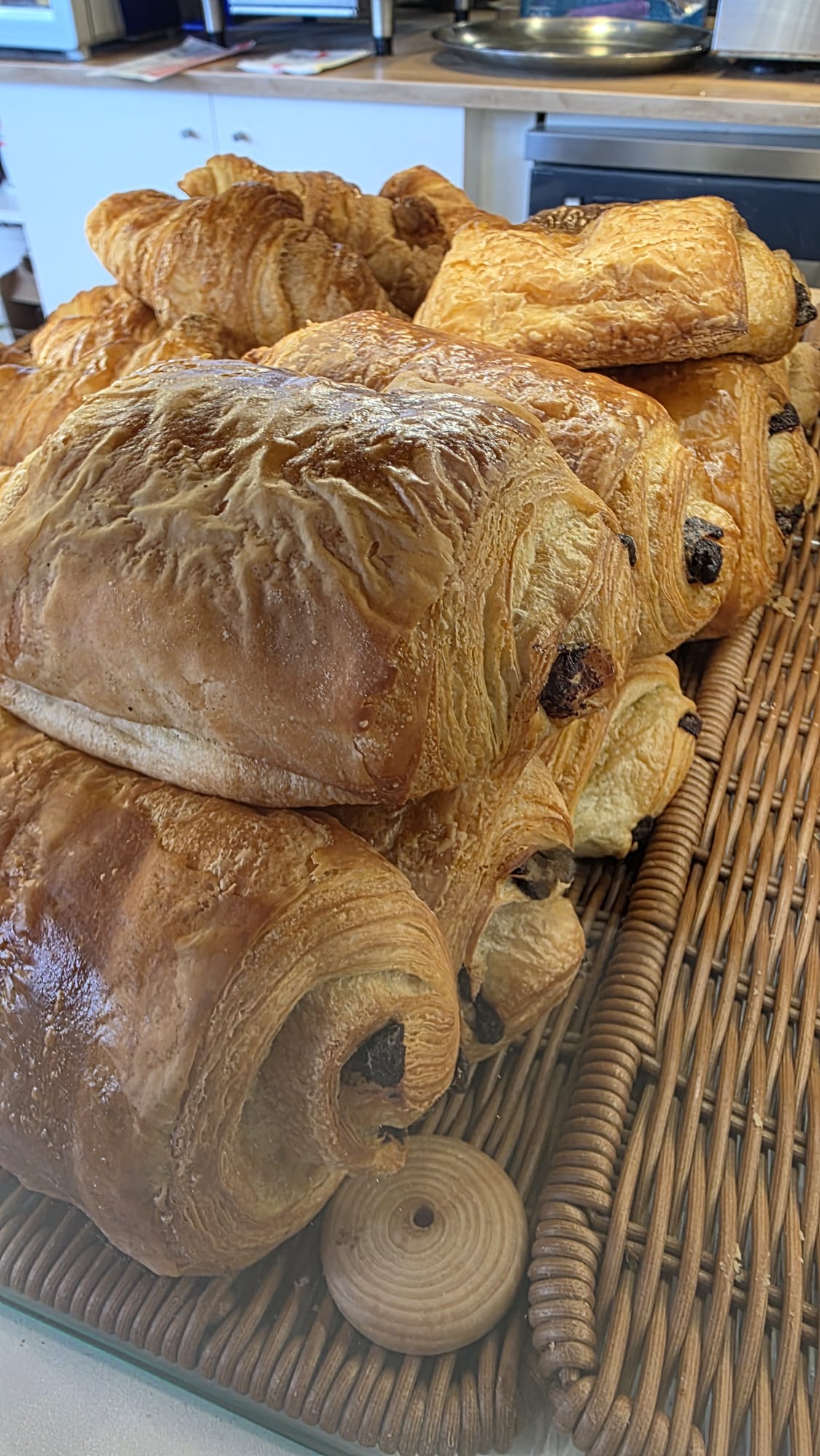 Pains au chocolat et viennoiseries en vitrine