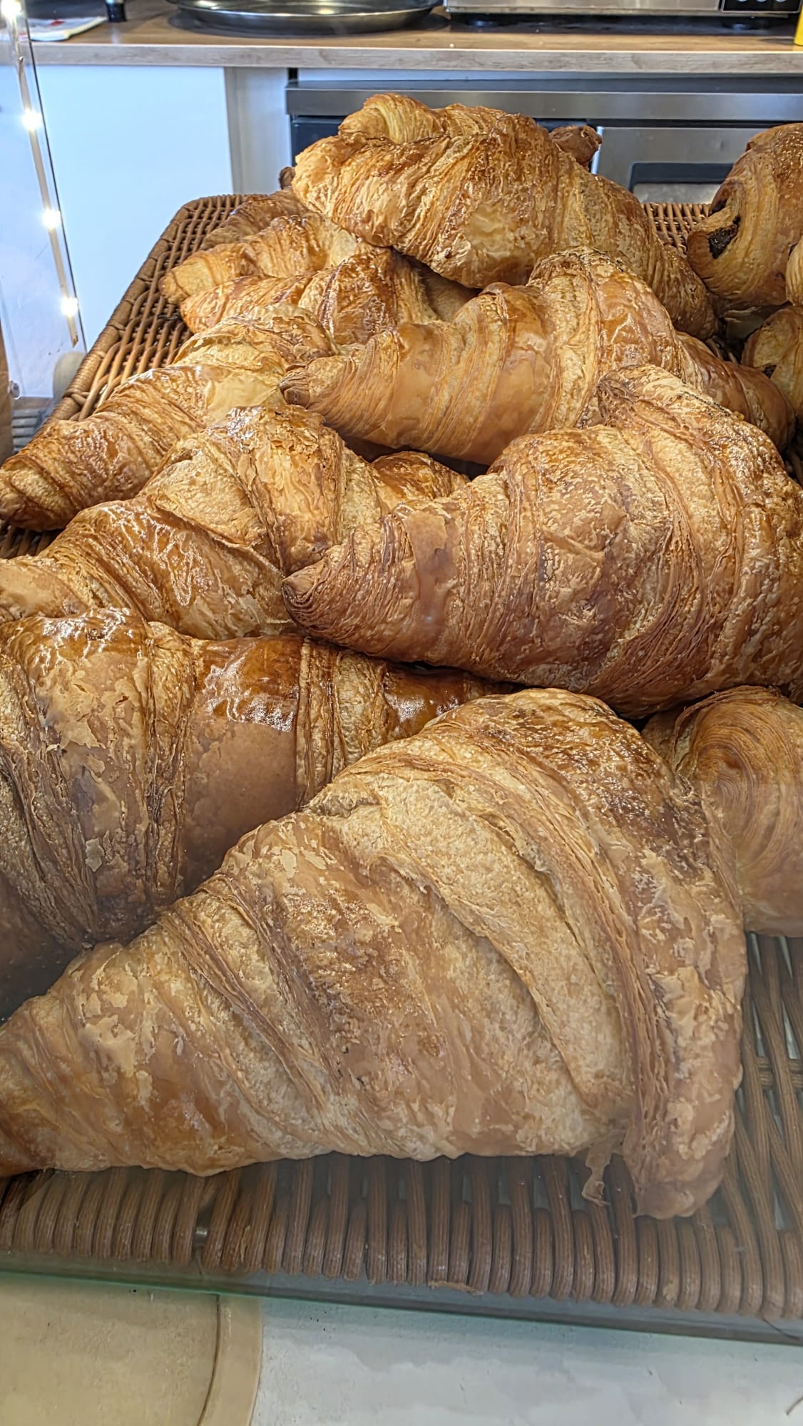 Croissants frais en vitrine