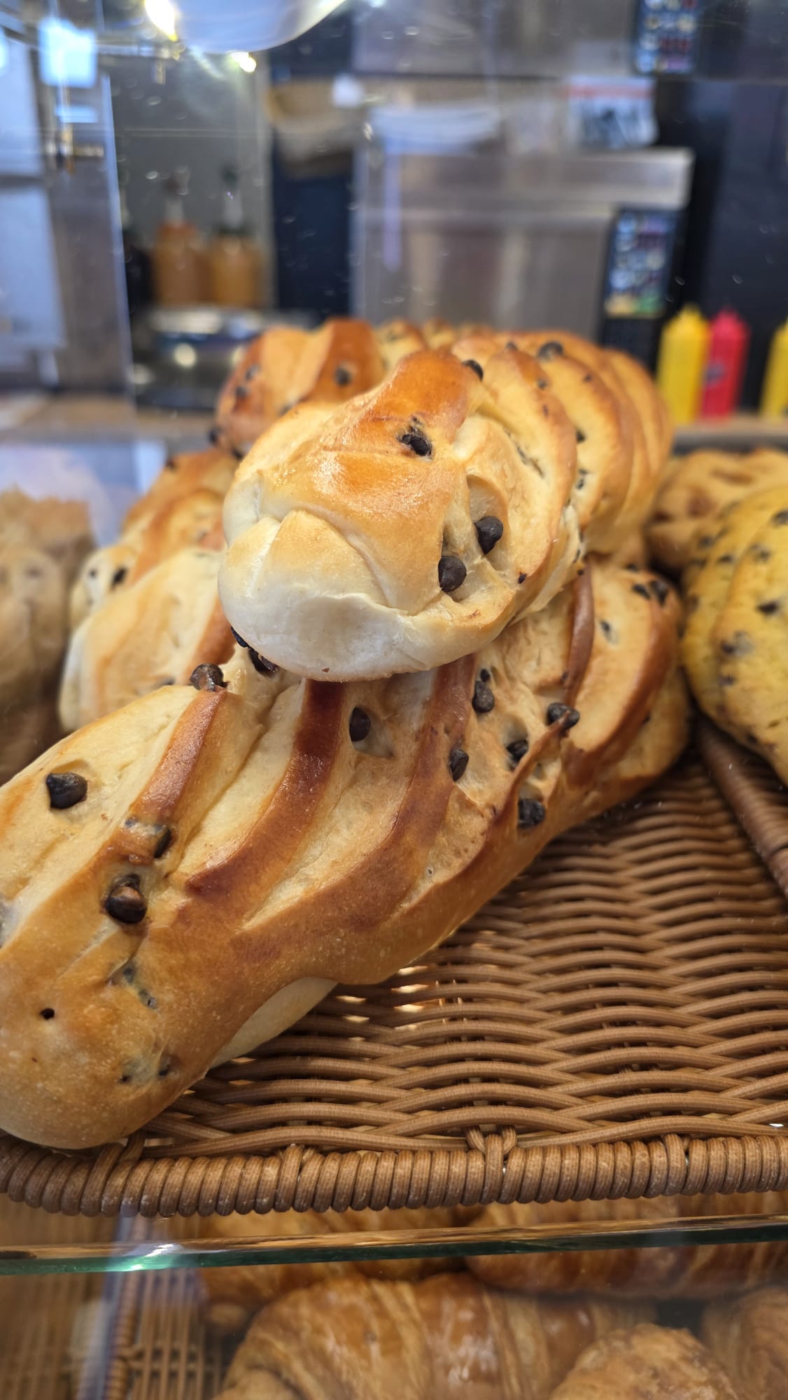 Viennoiseries tressées présentées en boutique